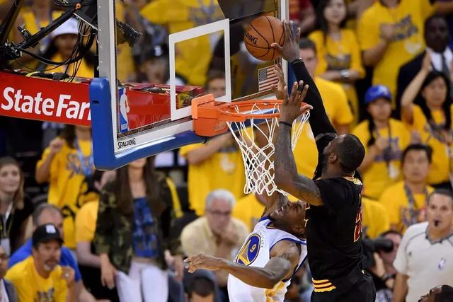 杨鸣晒贝克汉姆观看NBA中国赛照片：大家觉得他比我帅吗？